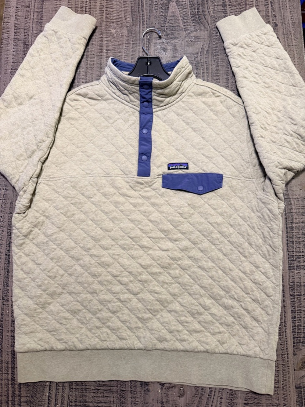 Patagonia Men’s Quilted Pullover Sweatshirt in Light Gray with Blue Trim
